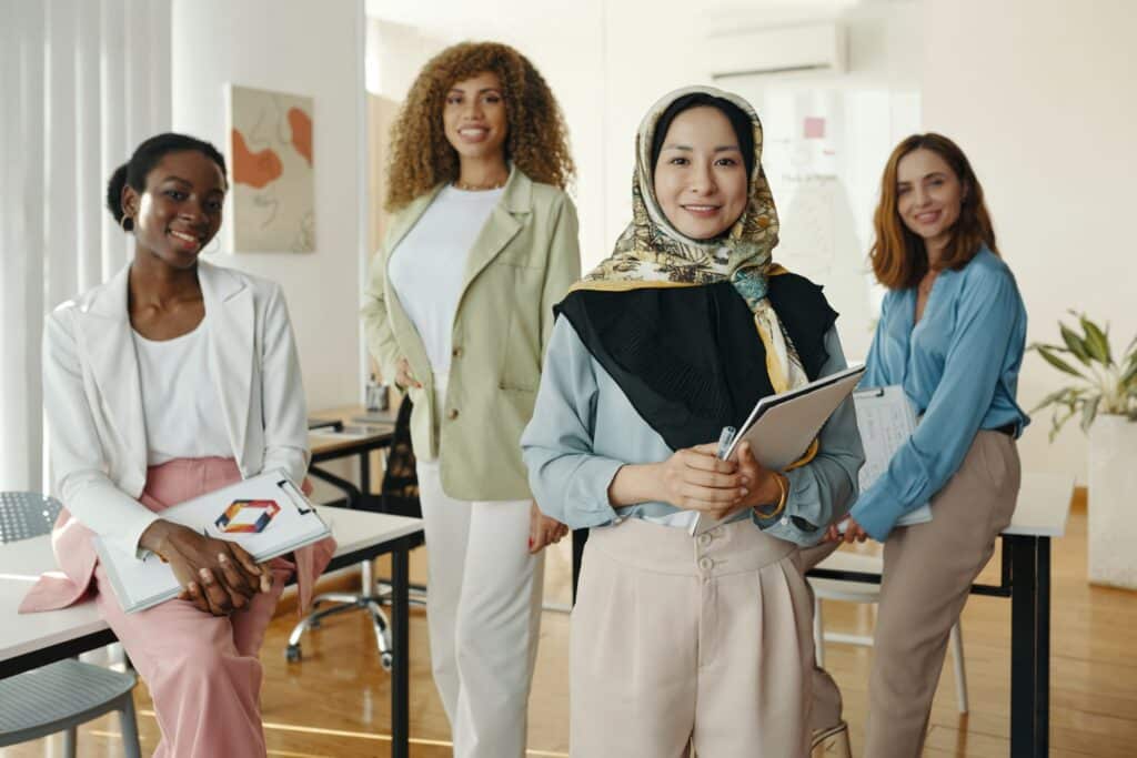 Berufstätige Frauen verschiedener Herkunft und Generationen im Büro