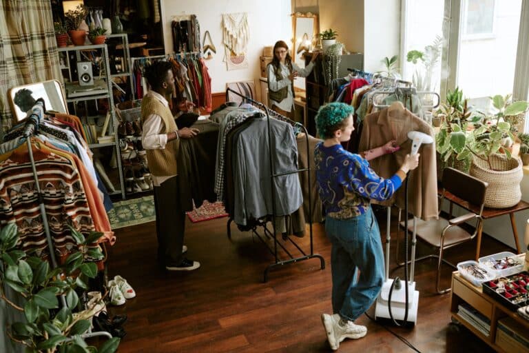 Ein junges Team richtet einen Secondhand-Laden ein